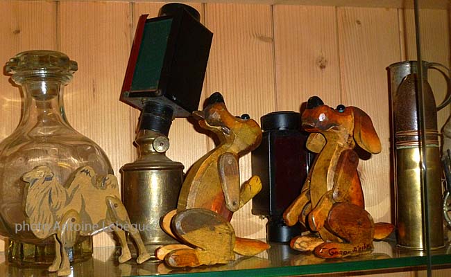 Chiens en bois par les invalides de guerre