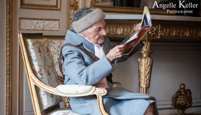 Claudia Cavalier plongée dans la lecture Claudia Cavalier plongée dans la lecture
