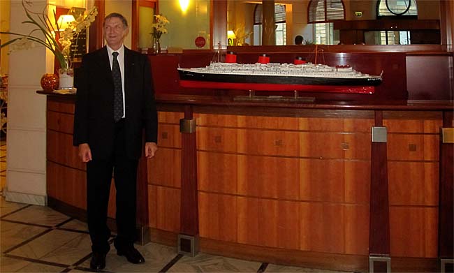 Bernard Gaillard et la maquette du Normandie