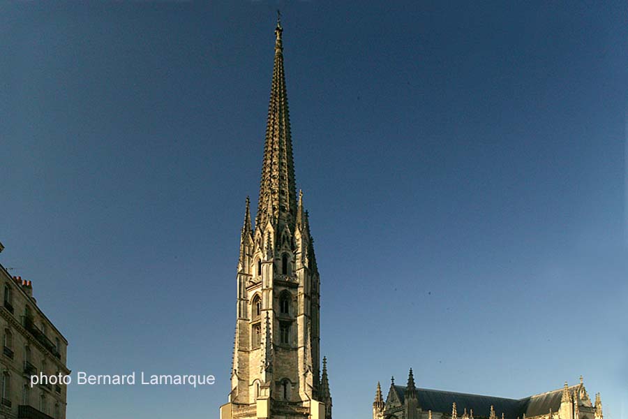 La flèche à proximité de son église La flèche à proximité de son église