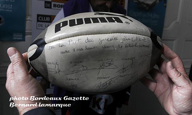 Le ballon dédicacé offert par Hélène Lemoine