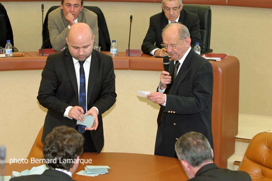 Le benjamin (Matthieu Rouveyre) et le doyen (Pierre Barrau) de l'assemblée procèdent au dépouillement
