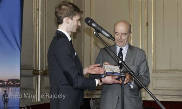 Maximilien Lejeune remettant la distinction à Alain Juppé