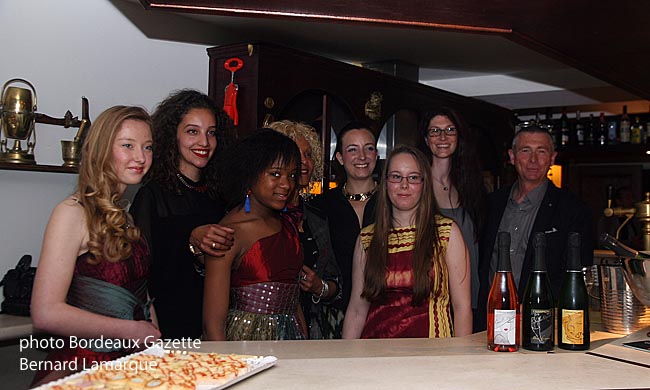 Romy en partie cachée avec ses mannequins et Pascal Bonnet avec sa fille Adeline à sa droite 