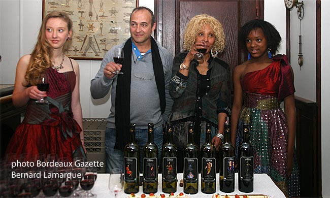 Francis Lamblin, Romy Romain et deux mannequins devant les bouteilles de la soirée