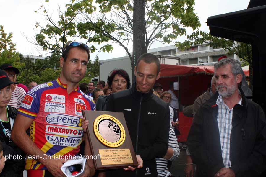 L'équipage du "Tigre du Bengale" reçoit le trophée du président fondateur