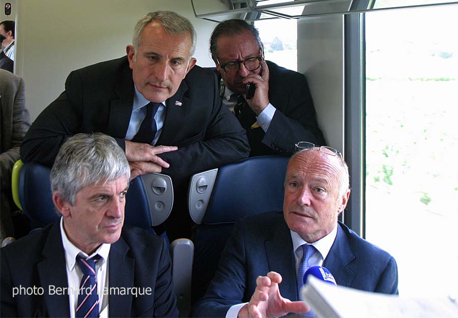 Guillaume Pépy Président le SNCF et Maurice Benassayag Directeur des relations institutionnelles	Alstom Transport avec assis Bernard Uthurry, Premier Vice-Président chargé des Infrastructures et transports et Alain Rousset Président du Conseil Régional d'Aquitaine