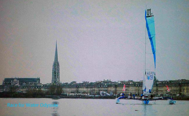 Le trimaran MOD70 Race for Water à Bordeaux pour son départ