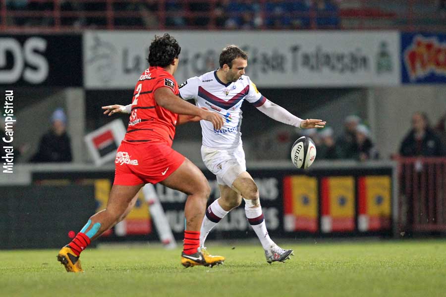 Julien Rey dégage devant Tolofua