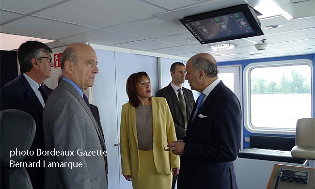 Dans le poste de pilotage Stéphane Delaux, Alain Juppé et Anne-Marie Schmitter qui s'entretient avec Laurent Fabius
