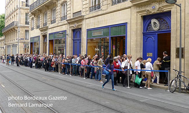 File d'attente pour accéder à la salle de conférence