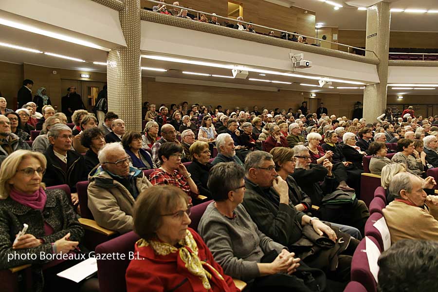 Une salle bien remplie et attentive