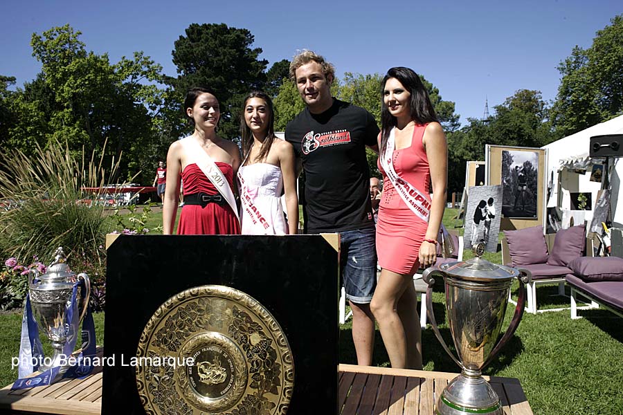 Antonie Classen avec les Miss devant le bouclier de Brennus