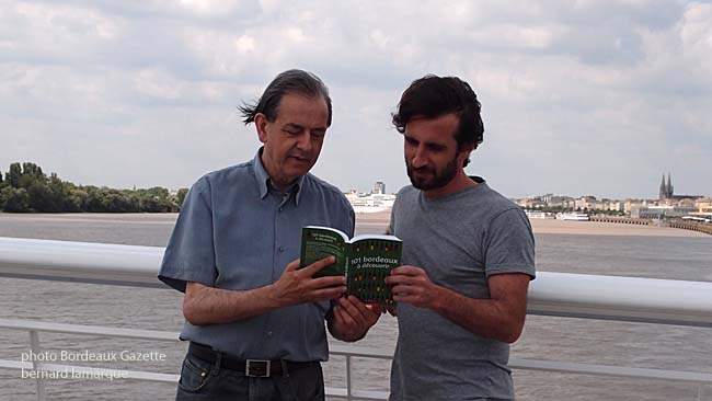 Antoine Lebègue présente "les 101 bordeaux à découvrir" à Jean Sébastien Dufourg de Bordeaux Gazette 