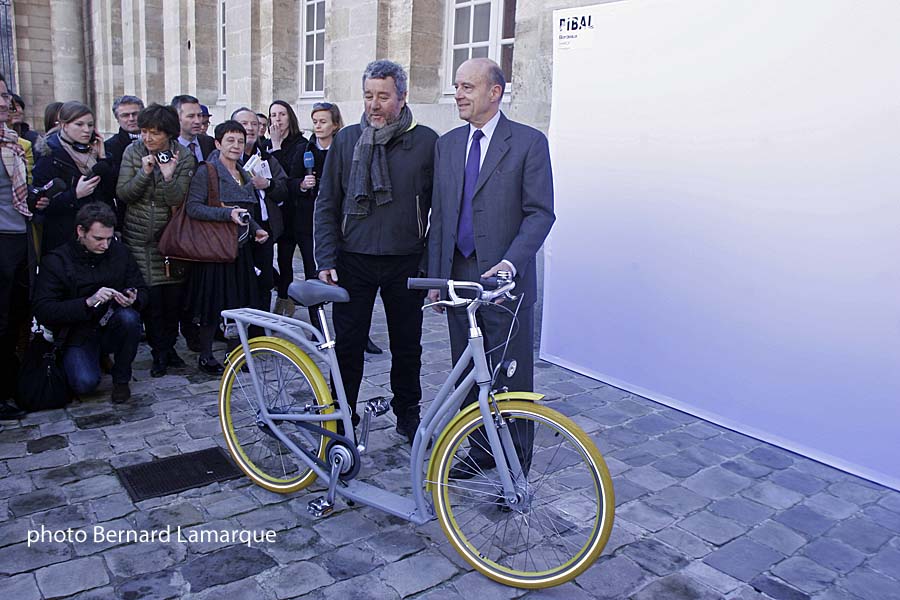Philippe Starck et Alain Juppé lors de la présentation du prototype Pibal