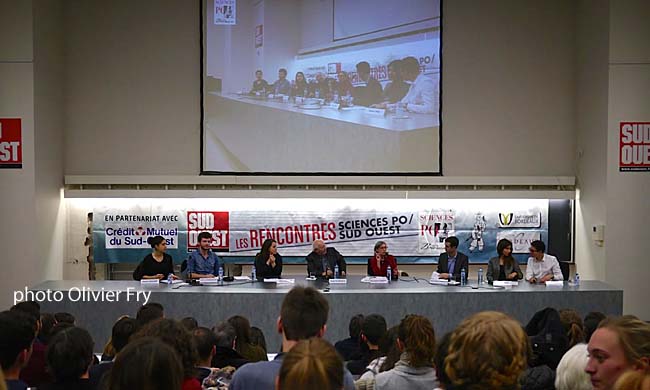 La tribune avec le panel d'étudiants avec Serge Klarsfeld et Bernadette Dubourg