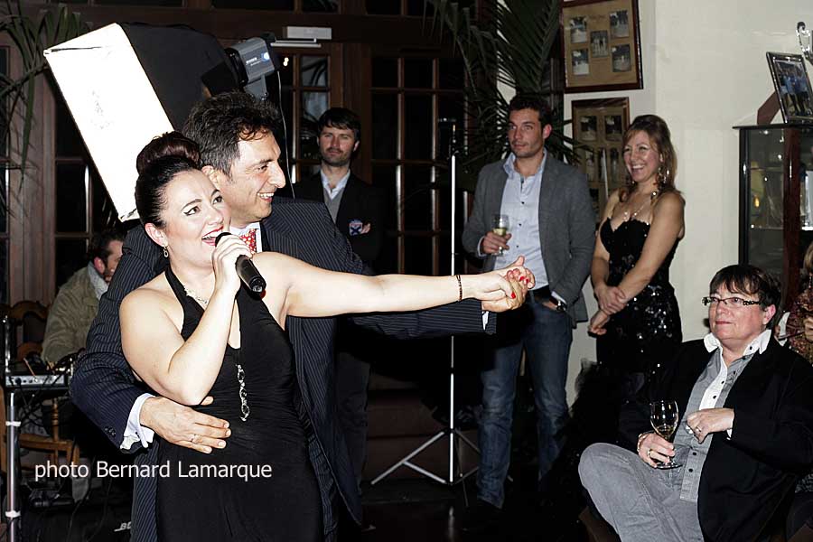 pas de danse de Matias avec Sophie sous le regard amusé de Yuliya