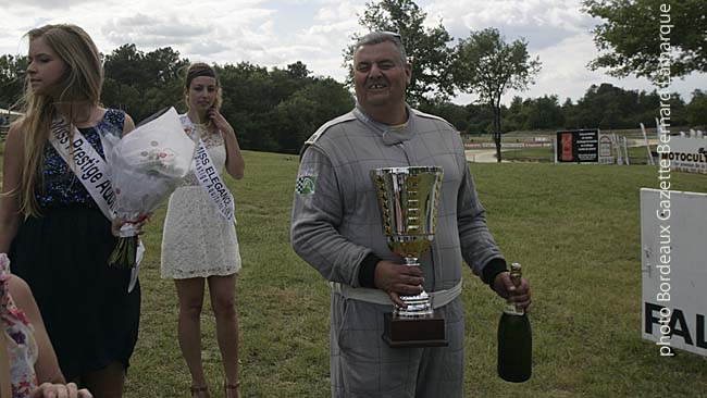 Stephane Zittoun transporte Coupe et champagne