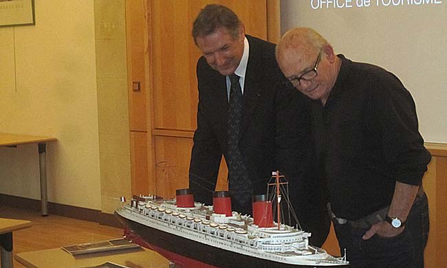 On admire la maquette du Normandie