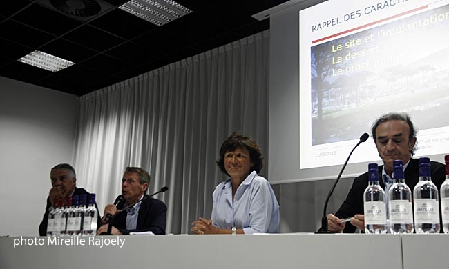 Dominique Fondacci, directeur général SBA ; Thierry Guichard, chef du projet Grand Stade ; Arielle Piazza, adjointe aux sports et Jean-Louis Triaud, président des girondins Dominique Fondacci, directeur général SBA ; Thierry Guichard, chef du projet Grand Stade ; Arielle Piazza, adjointe aux sports et Jean-Louis Triaud, président des girondins