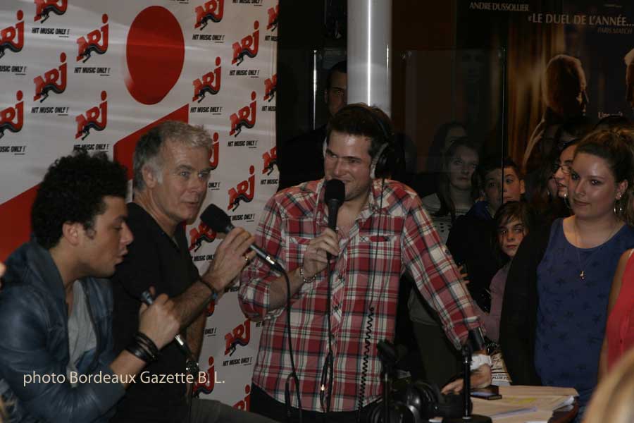 Kev Adams, Franck Dubosc et l'animateur Stoyann pendant le direct 