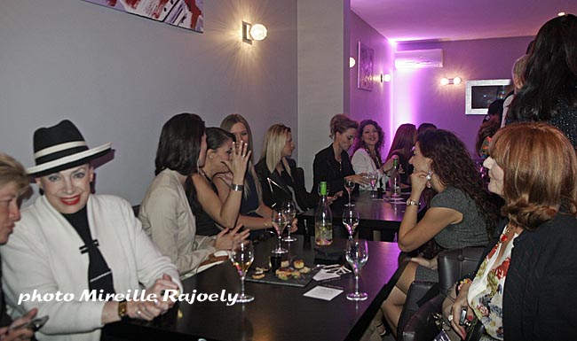 Geneviève de Fontenay attablé avec les Miss en discussion avec Catherine Senac