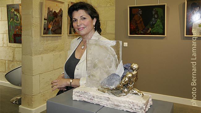 Janine Margalef Piñol à la galerie Axiome devant une de ses œuvres 