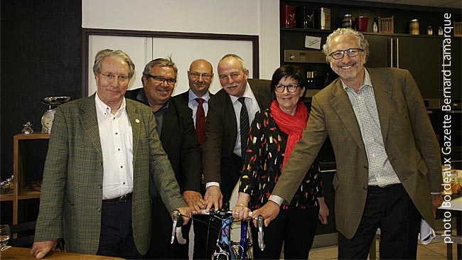 Jean-François Runel Belliard, Dominique Arnaud, Francis Massé, Dominique Graciet, Françoise Frouin et Eric Dulong autour d'un des vélo du défi