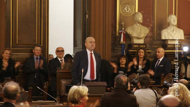 Alain Juppé accueilli par une ovation lors de son entrée