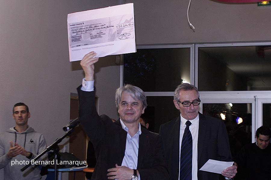 Guy Alba avec un fac-smilé du chèque et Mr Segarra Chef de l'ensemble de l'établissement Saint-Genes avec une enveloppe contenant le vrai chèque