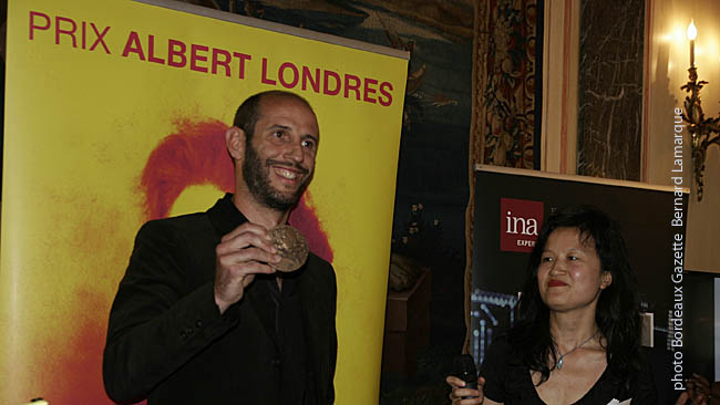 Philippe Pujol et Doan Bui qui lui a remi son prix