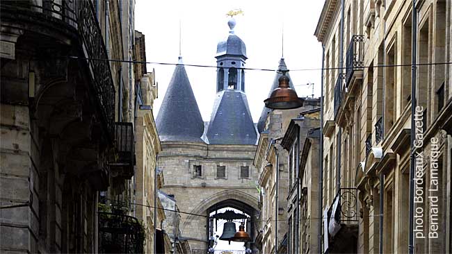 La Grosse Cloche depuis la rue Saint James