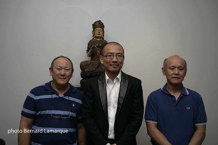 Mr Yu Zhou entouré par Tommy et Henri Shan
