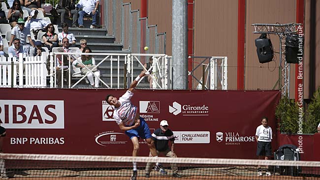 De Schepper déplie ses 2,03 m au service