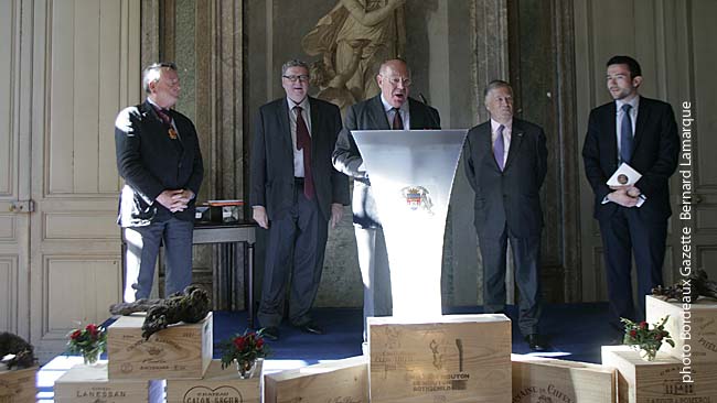 Serge Receveur (Secrétaire) présente la cérémonie avec de gauche à droite, Nicolas de Bailliencourt, Philippe Raynaud, Alain Duhamel et Fabien Robert adjoint à la culture