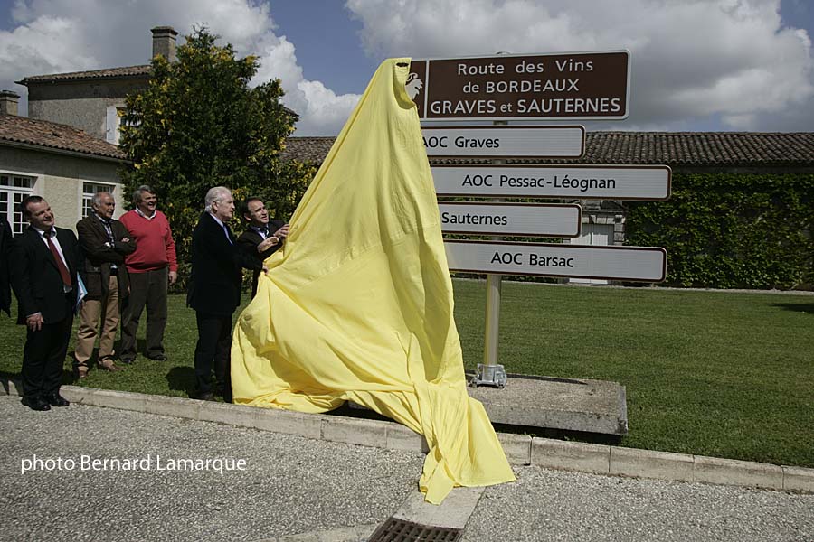 Philippe Madrelle dévoile le panneautage en compagnie de Dominique Guignard sous les yeux de Frédéric Carre