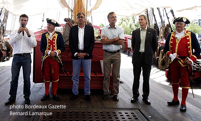 Hervé Blanché, maire de Rochefort ; Yann Cariou, Commandant de l'Hermione ; Stéphane Delaux, maire adjoint chargé du Tourisme, Yves Debien, Vice-Président du Conseil Régional Poitou-Charente ; Thomas Wolf, consul des Etats-Unis à Bordeaux et Bruno Gravellier, Super-Intendant.