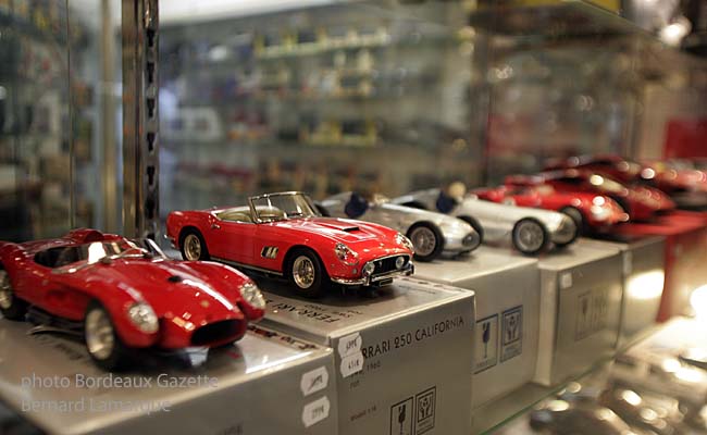 Voitures miniarures en vitrine