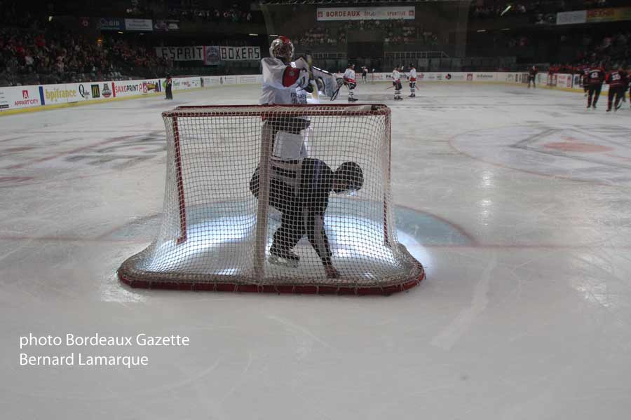 L'arbitre va chercher le palet au fonde de la cage niçoise