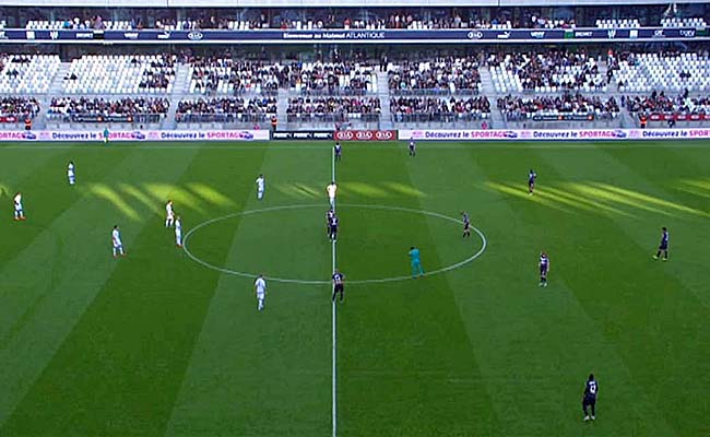 Un stade à moitié vide