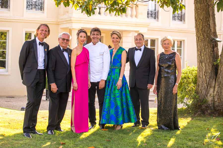 La famille Bonnie avec le chef Yannick Alleno La famille Bonnie avec le chef Yannick Alleno