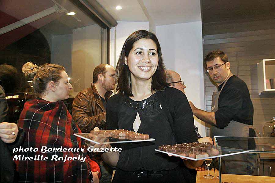 Hasnaà et Vincent son mari lors de l'inauguration du magasin de la rue Fondaudège Hasnaà et Vincent son mari lors de l'inauguration du magasin de la rue Fondaudège