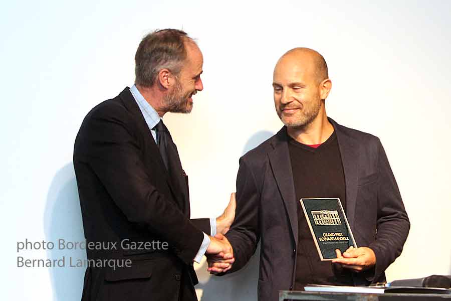 Jérôme Mativon qui remplace Bernard Magrez félicite le lauréat du Grand Prix