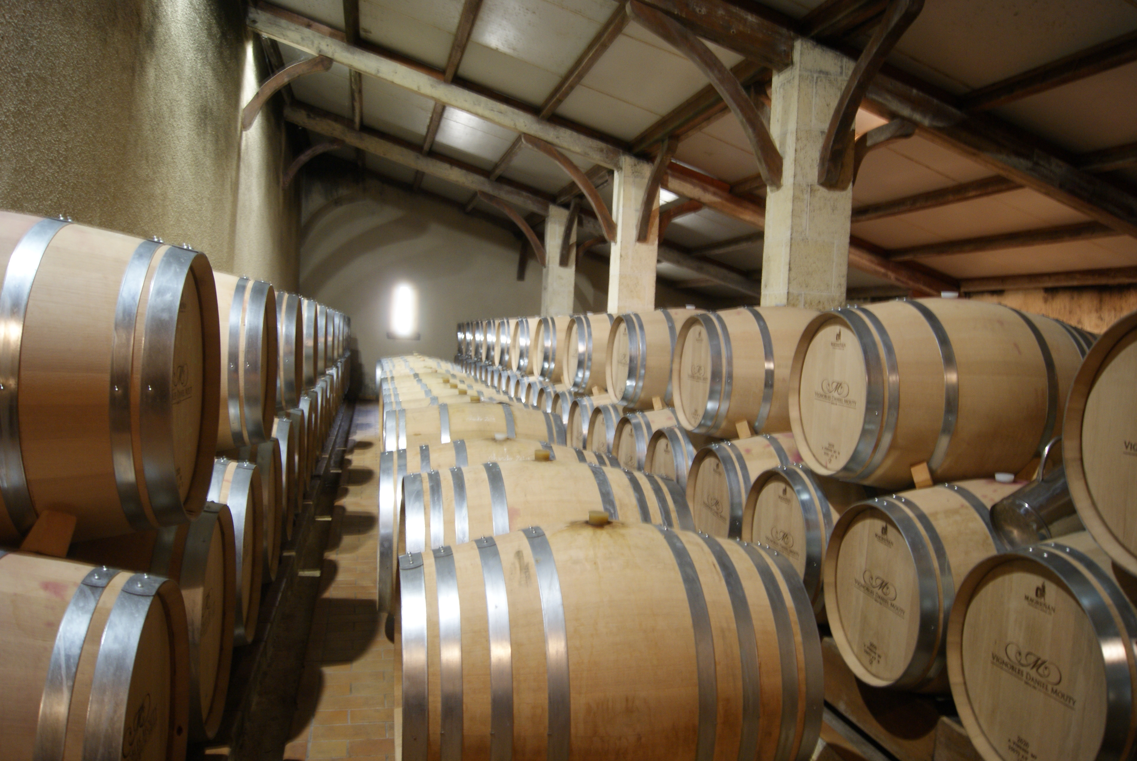 La cave de Sainte-Terre et ses fûts de chêne