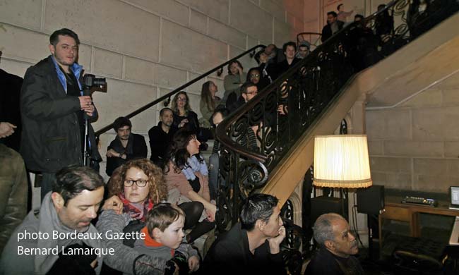 Le public dans les escaliers et le couloir Le public dans les escaliers et le couloir