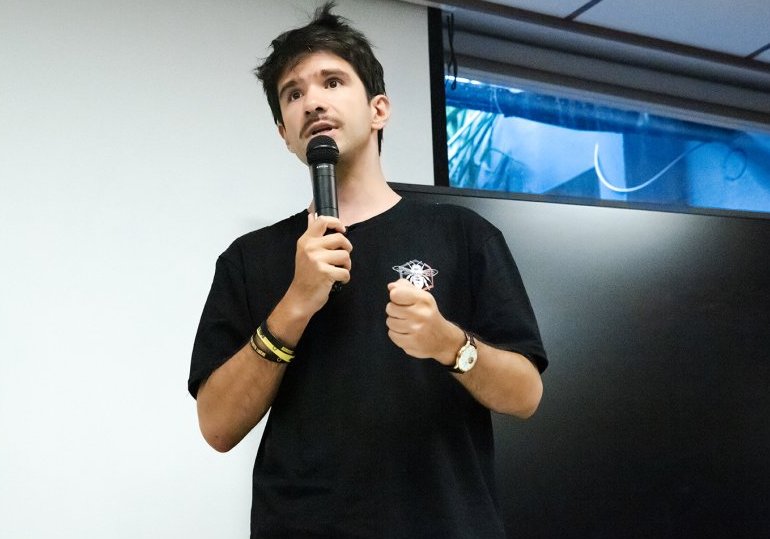 À Bordeaux, Juan Branco place la démocratie au cœur de son discours
