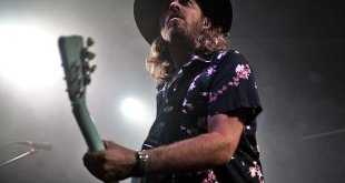Roman Gaume revient à Sortie 13, entre guitare et magie