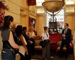 Quatre jeunes filles en visite à Bordeaux