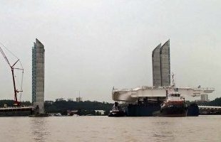 La travée centrale se rapproche de sa destination finale