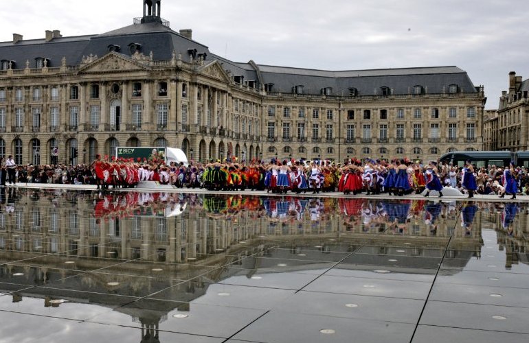 Regard en images : 168 danseuses et danseurs pour un French Cancan géant au Miroir d'eau